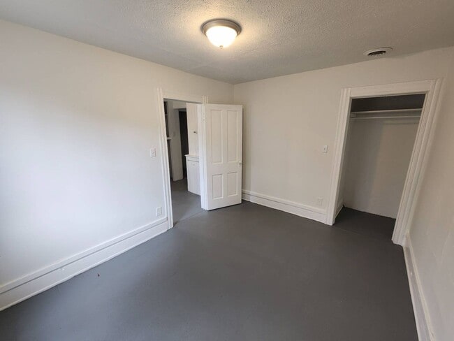 Building Photo - 521 W 14th St