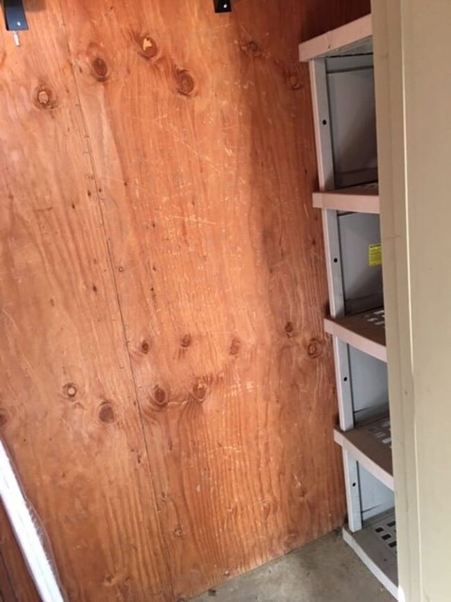 Building Photo - First Floor condo perfectly situated for public transportation