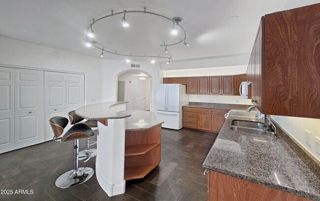 Building Photo - 920 E Devonshire Ave