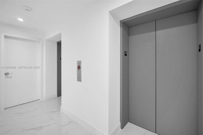 Building Photo - 700 NE 24th St