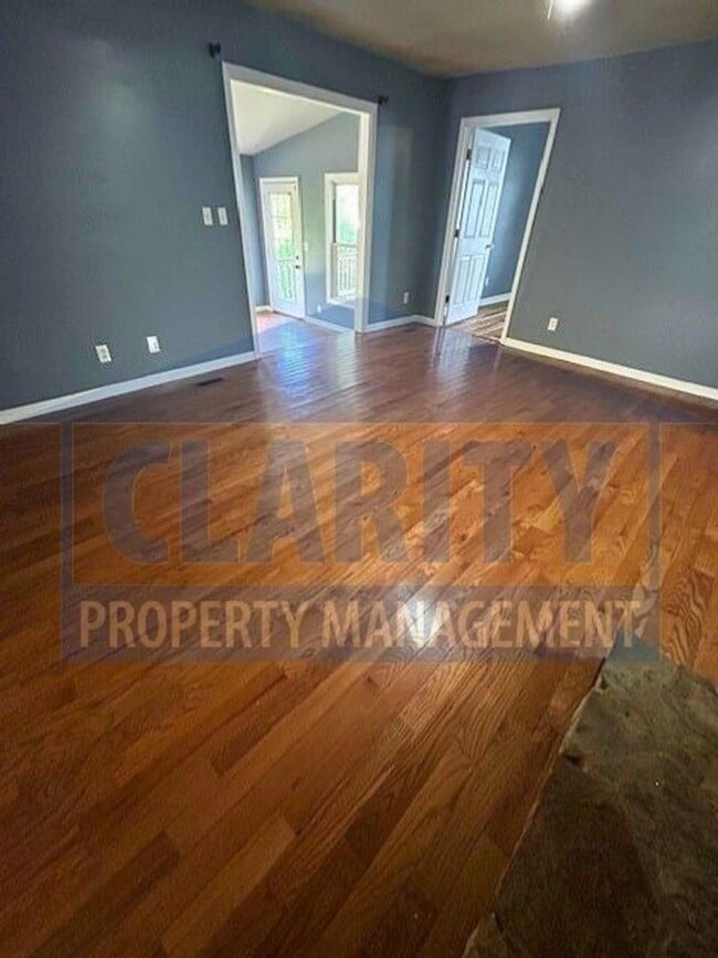 Building Photo - Spacious 3 bedroom, 2 bath home