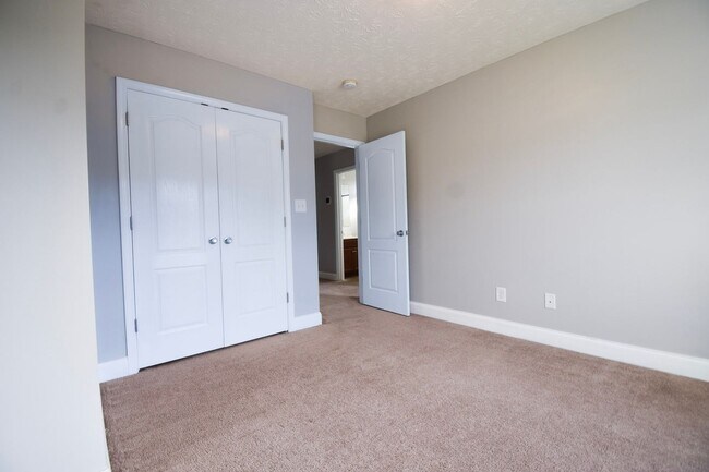 Building Photo - 4 bedroom, 2.5 bathroom Home!