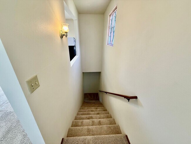 Building Photo - Charming 1 bed, 1 bath Top Floor Duplex Lynnwood/ $1500mo.