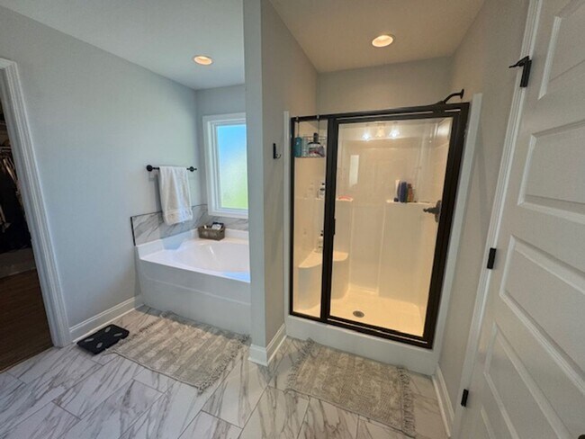 Building Photo - 4br/2ba Pet friendly 1-level home in Fort ...