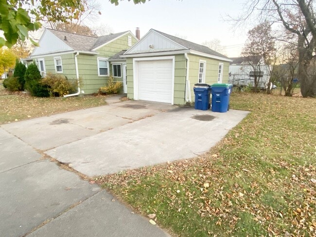 Building Photo - 2-Bedroom 1 Bath Ranch Style Home Near GD ...