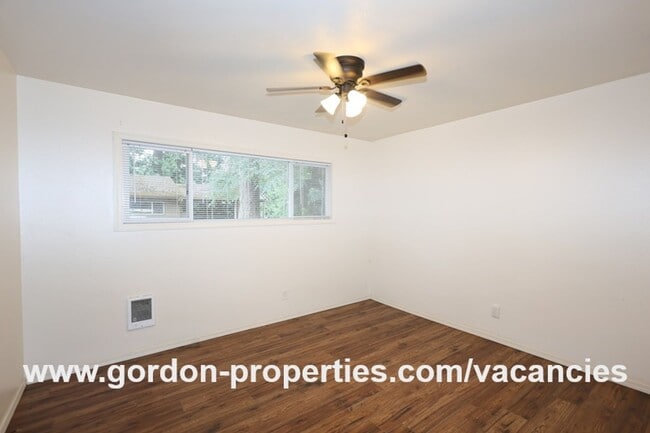 Building Photo - SE Green Vista Dr - Milwaukie 2 bedroom du...