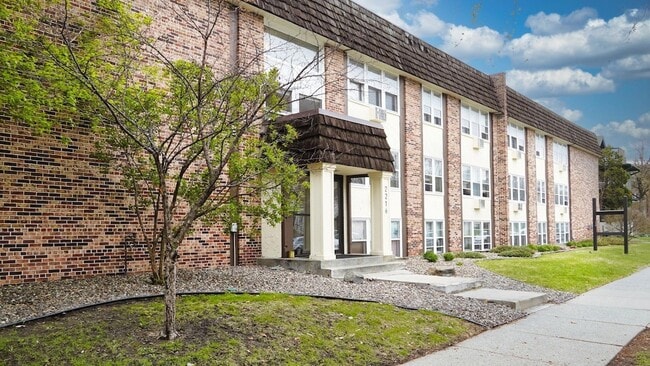 Building Photo - 2216 Pleasant Ave