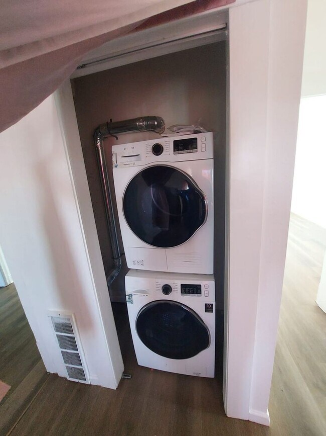 Building Photo - Charming Tacoma Home on a Peaceful Corner Lot!