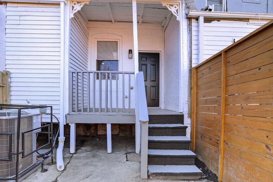 Building Photo - 2102 W Saratoga St