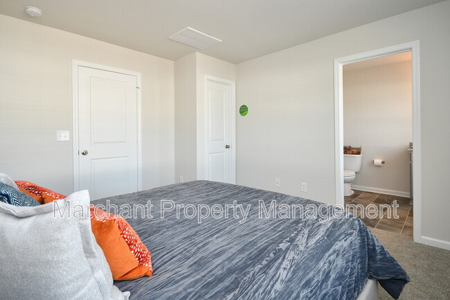 Building Photo - 27 English Ct