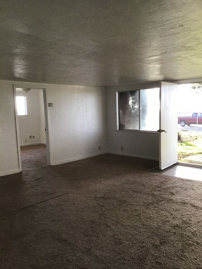 Building Photo - Move In Special 1/2 off 1st month