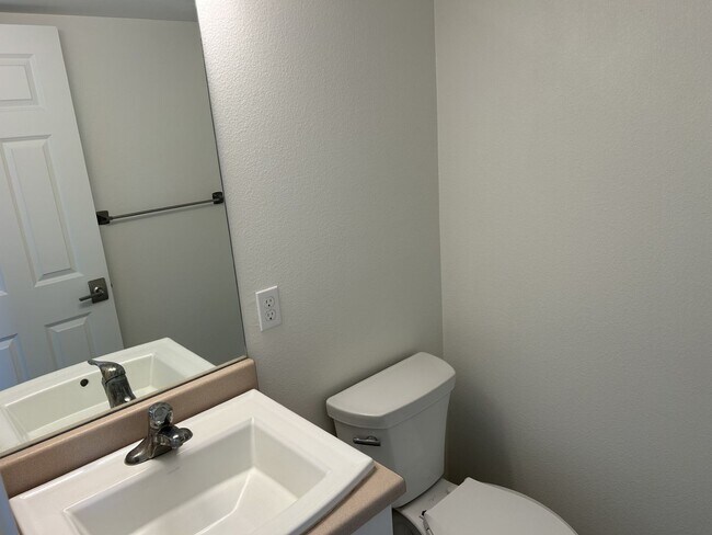 Building Photo - Spacious 2 Bed, 1.5 Bath, 900 Square Foot Apartment with Air Conditioning.