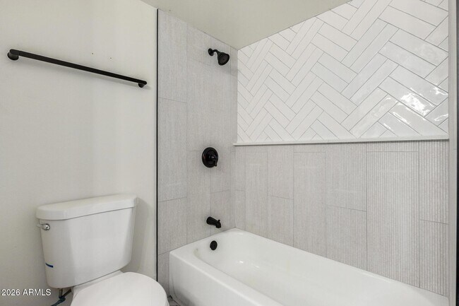 Building Photo - 4848 N Woodmere Fairway