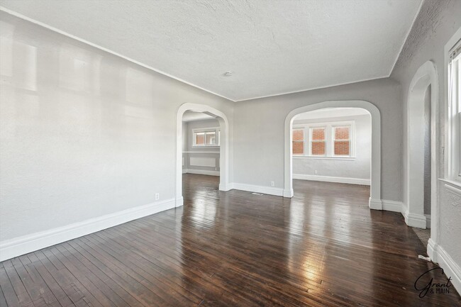 Building Photo - 3 bedroom 2 bath $1375