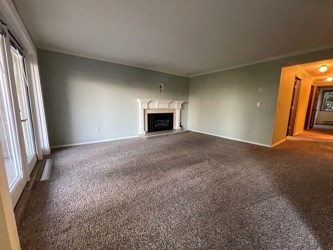 Building Photo - 2 BED 2 BATH SOUTHRIDGE CONDO