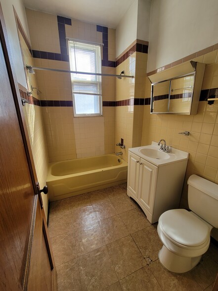 Bathroom - 3046 N Haussen Ct