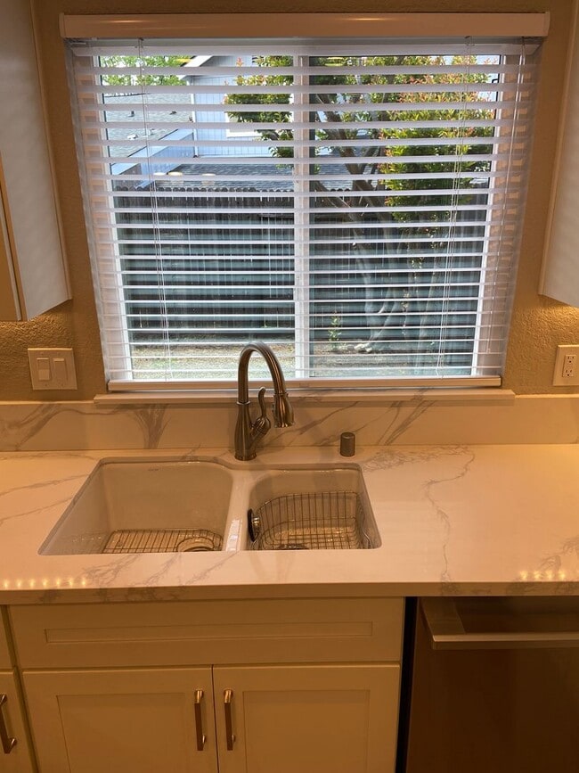 Building Photo - West Roseville - Remodeled 2 Bdrm, 1 Bath