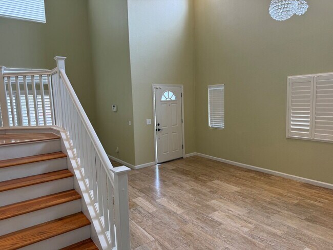 Building Photo - Gorgeous 5 Bedroom, 3 Bathroom Home With a Pool in perfect Tracy Location