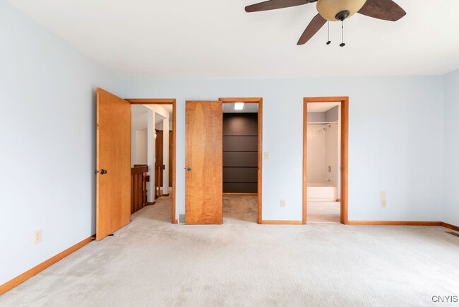 Building Photo - 3293 Greenleafe Dr