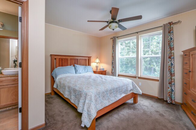 Building Photo - in town Kingston 3 bedroom townhome now available