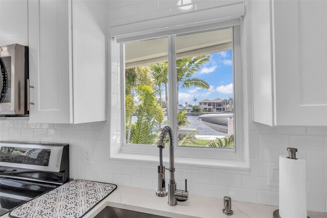 Building Photo - 2005 N Riverside Dr