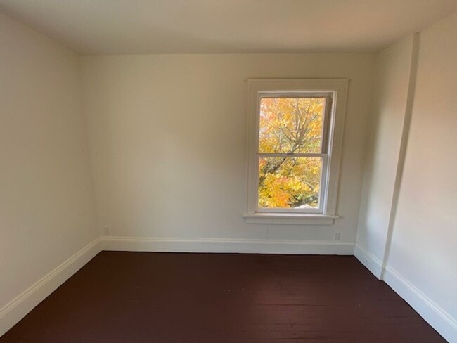 Building Photo - Big & Charming on a Corner Lot—6BR, Decora...