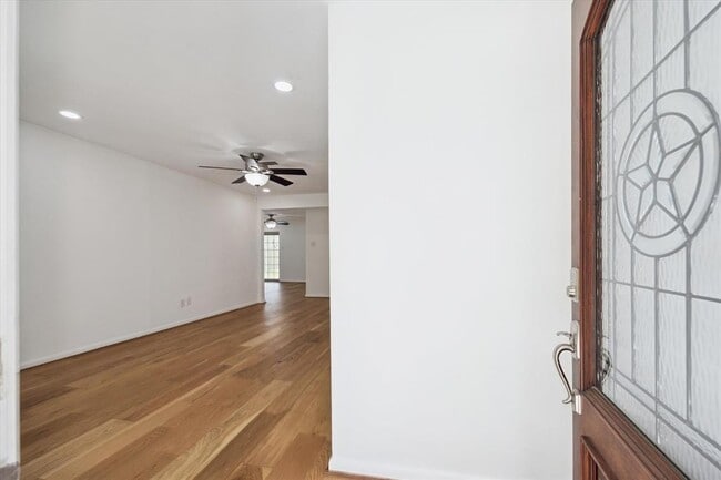 Building Photo - 5602 Hialeah Dr