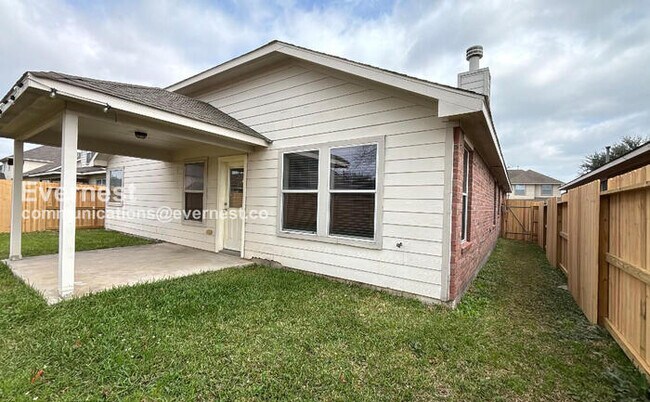 Building Photo - 3 Bed, 2 Bath Home with Fenced Yard & Garage / Pet-Friendly / Available Now!