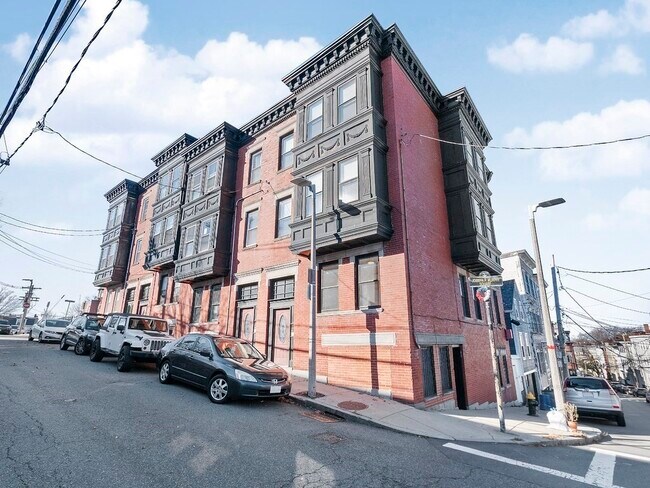 Building Photo - 16 Pearl St