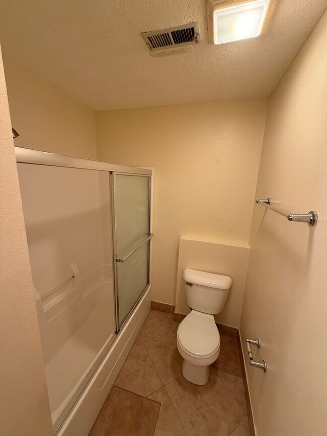 Building Photo - Condo For Rent!