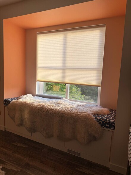 2nd floor bedroom 2 bench - 10526 111th Ave NE