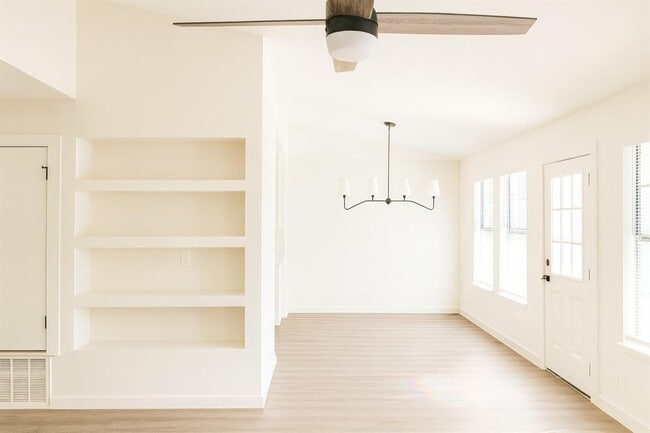 Building Photo - 1700 Garden Villa Dr