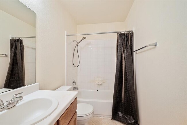 Building Photo - 104 Pond Way