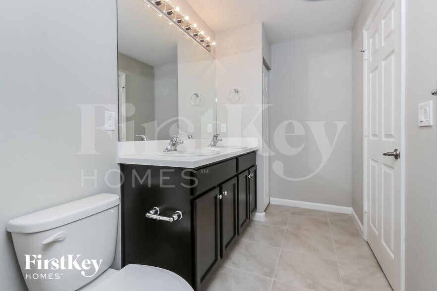 Building Photo - 713 SE Lansdowne Ave