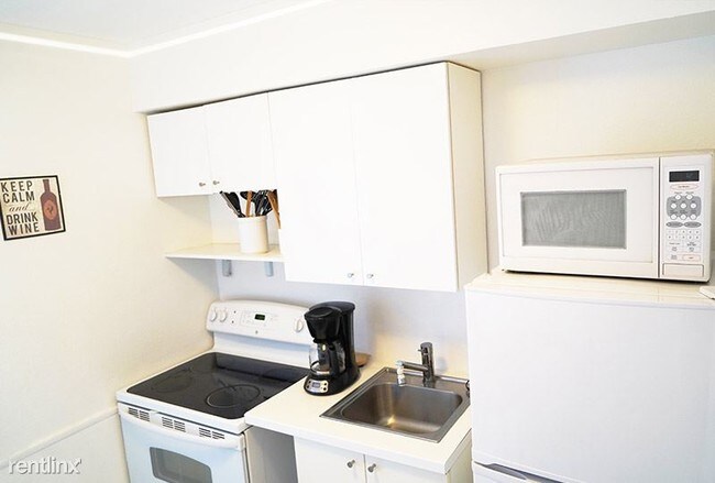 Building Photo - Studio, 1 bath  - 4605 N Ocean Dr