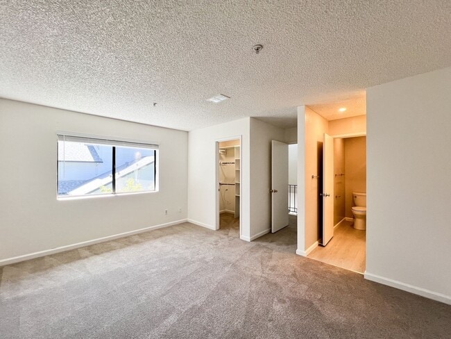 Building Photo - Spacious 2 Bed/2.5 Bath Napa Condo in Peac...