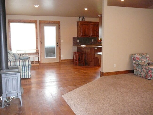 Building Photo - Charming Home with Open Floor Plan & Pet-F...