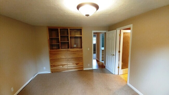 Building Photo - Gorgeous Home with Granite Counters and Custom Built-ins!