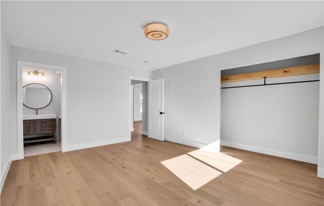 Building Photo - Newly Renovated and Ready for Movein!