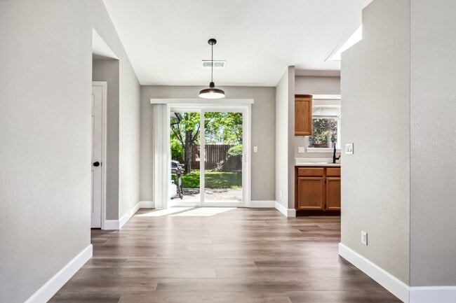 Building Photo - 3/2 Fully Updated with Fenced Yard/Dog Friendly/ Close to Everything central Redding