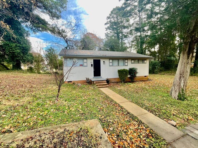 Building Photo - Introducing a charming 3 bedroom, 1 bathroom house located in the heart of Charlotte, NC.
