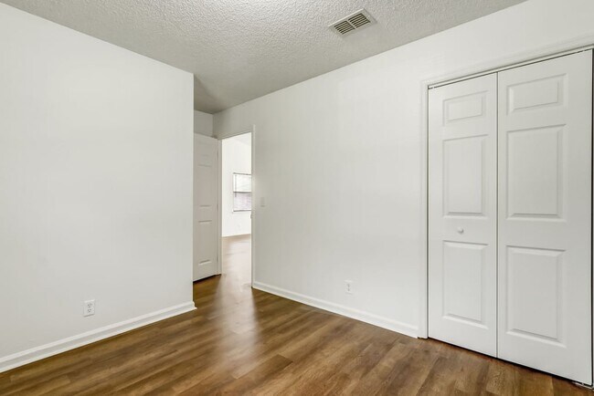 Building Photo - 175 E Lakemont Dr