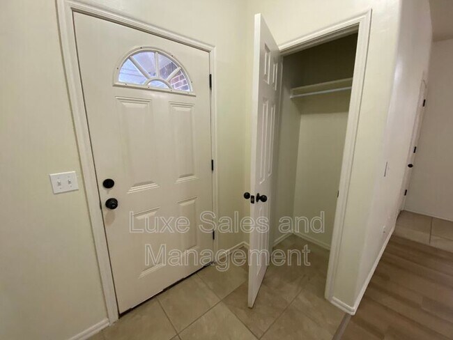 Building Photo - 1317 Garden Gate Dr