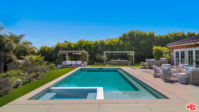 Building Photo - 6540 Dume Dr