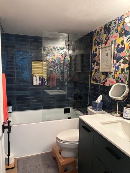 Soaking tub, rain showerhead - 7665 Sun Island Dr S