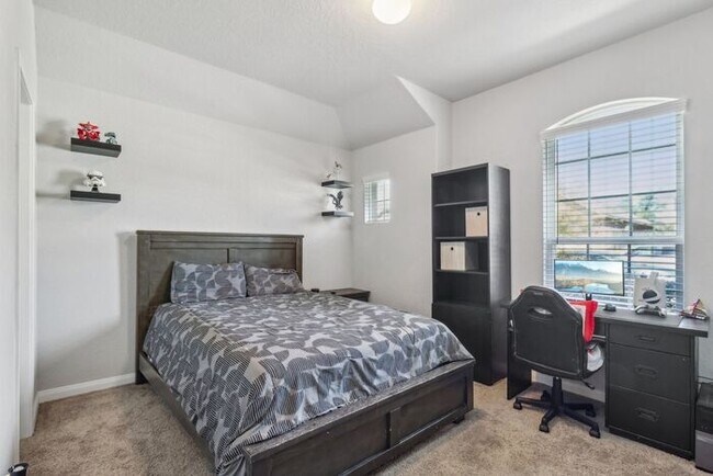 Building Photo - Spacious 1.5 Story Home with a Versatile F...