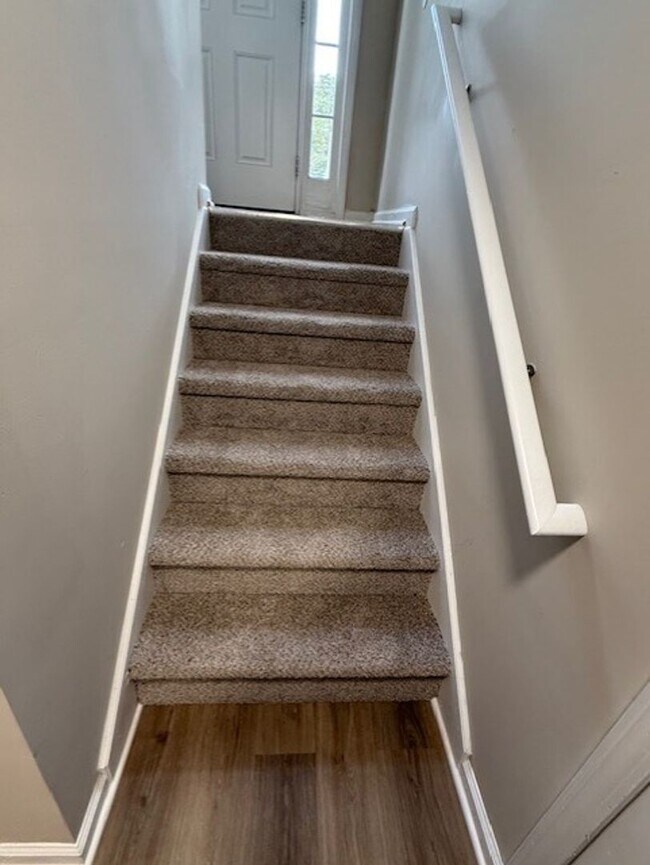 Building Photo - 4 Bedroom 3 Bath Specious Home