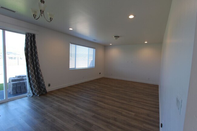 Building Photo - Bright & Spacious 4BR Home | Peaceful Bellemont Location