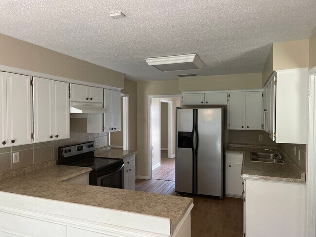 Building Photo - Nice 3/2 with bonus rm in Carriage Hills