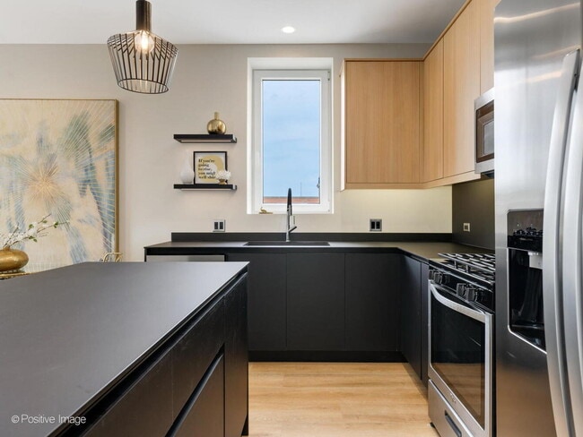 Building Photo - 6035 W North Ave